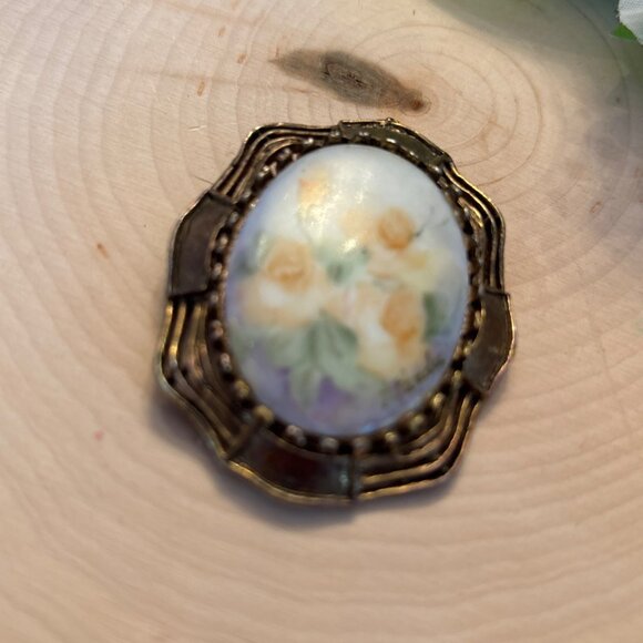 Vintage Hand-Painted Porcelain Floral Brooch – Signed J. Pareda 1930s - Picture 4 of 10